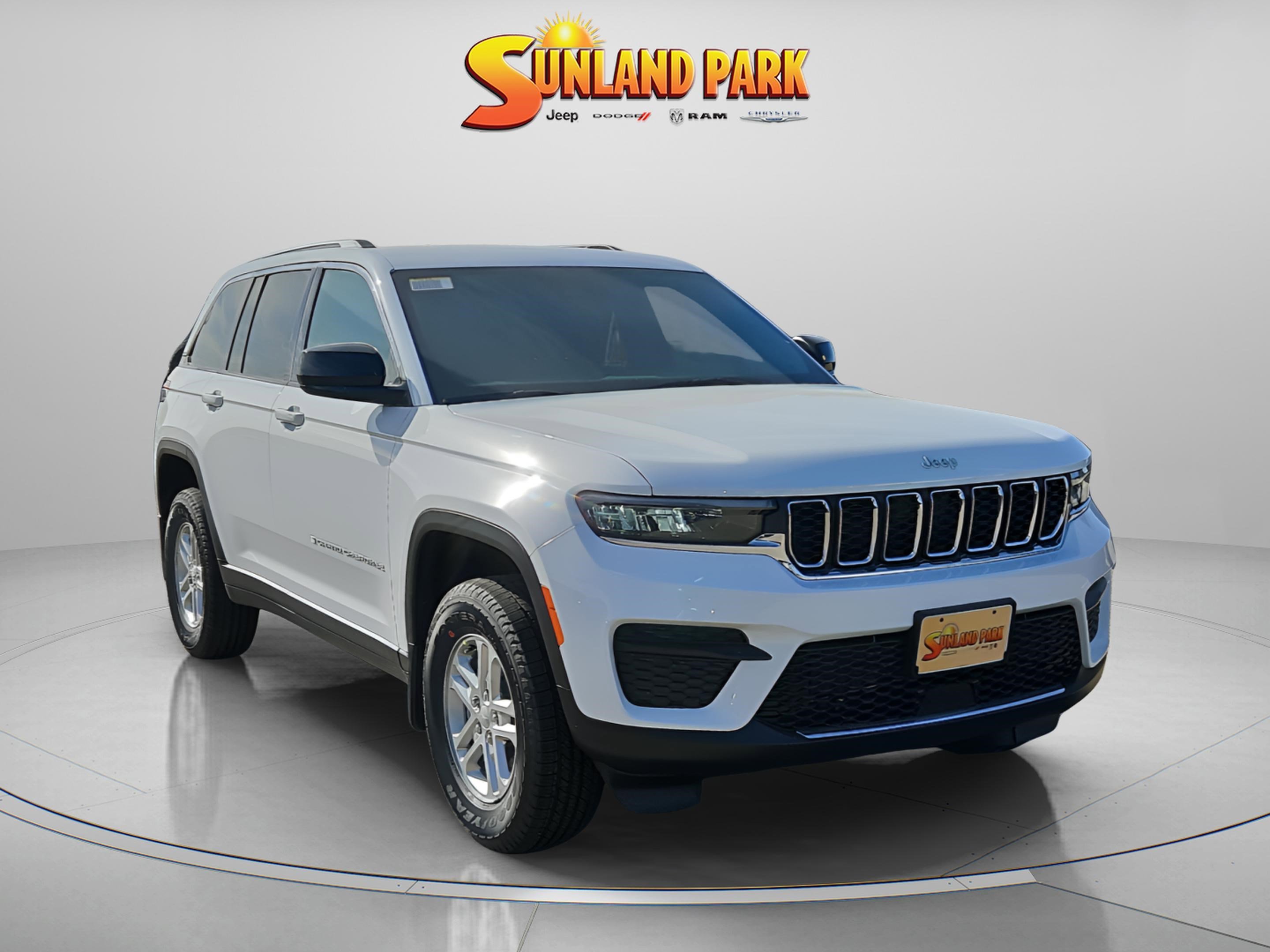 New 2025 Bright White Clear-Coat Exterior Paint Jeep Laredo image 1