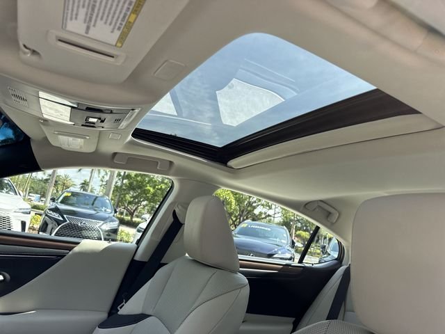 2025 Lexus ES Hybrid 300h - Photo 22