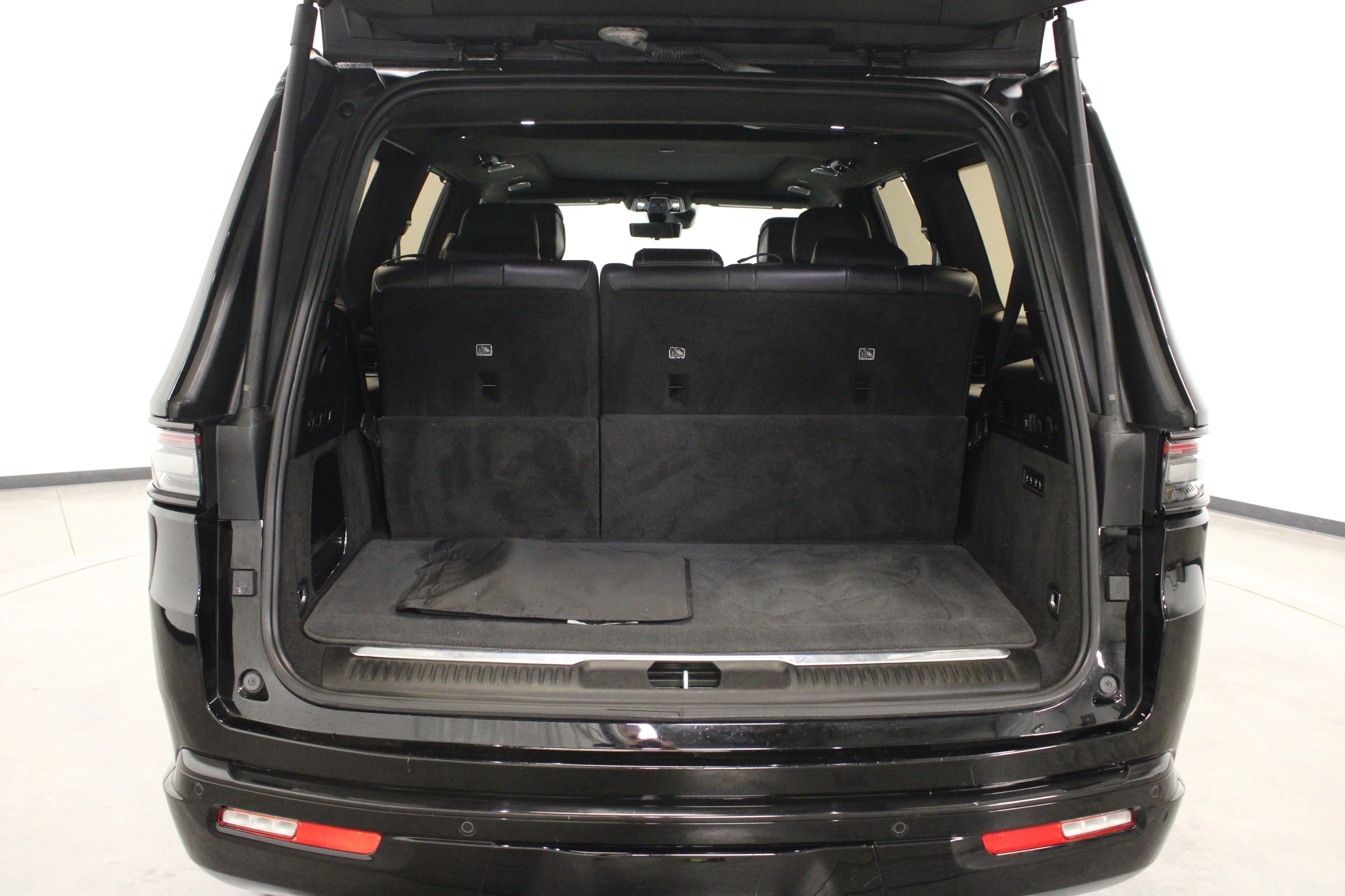 Used 2023 Diamond Black Crystal Pearlcoat Jeep Series II image 14