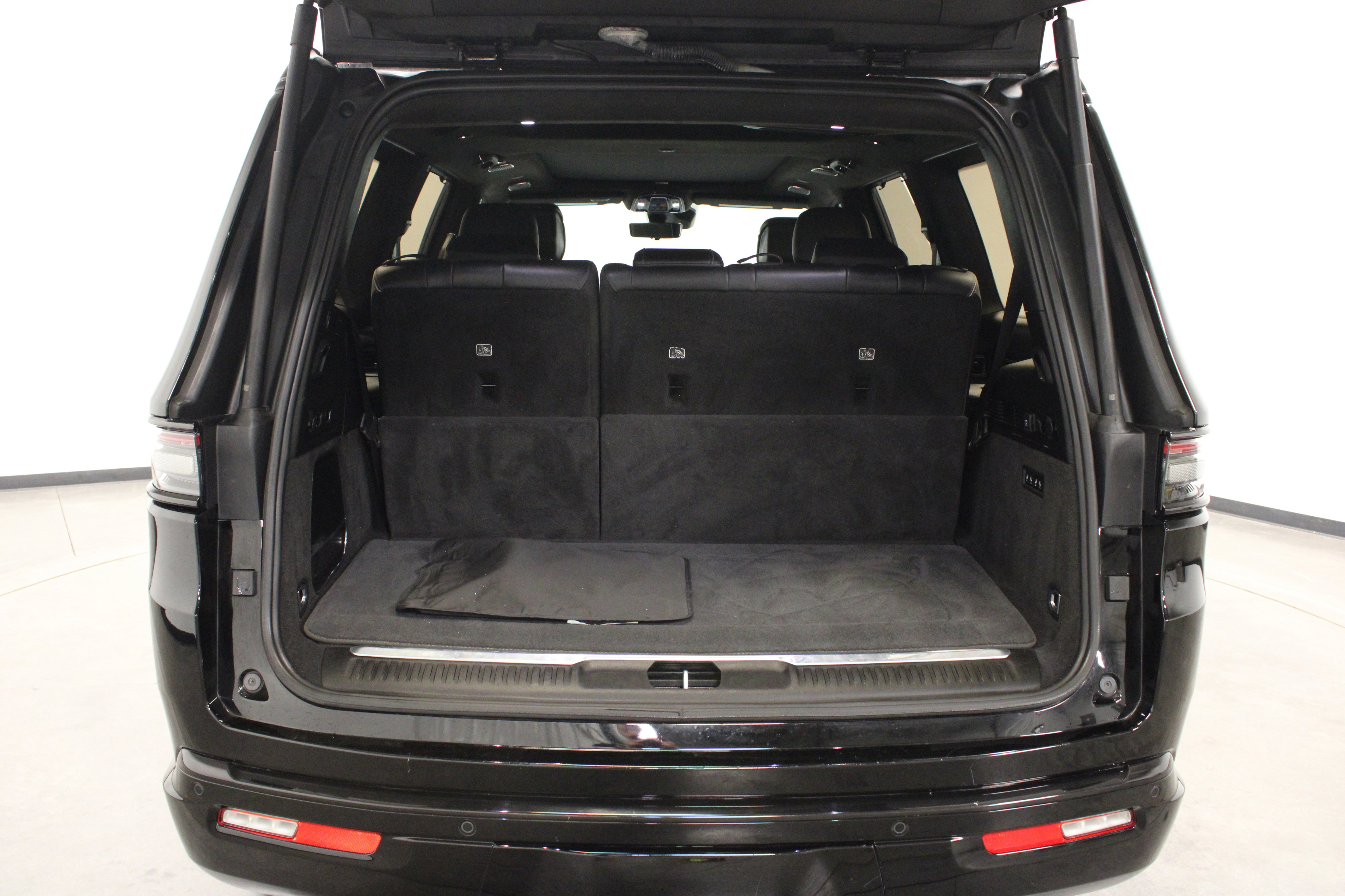 Used 2023 Diamond Black Crystal Pearlcoat Jeep Series II image 14
