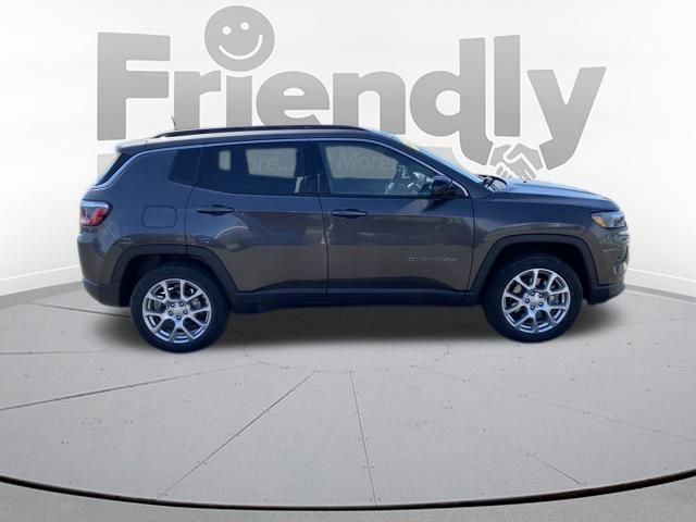 Used 2023 Gray Jeep Latitude Lux image 4