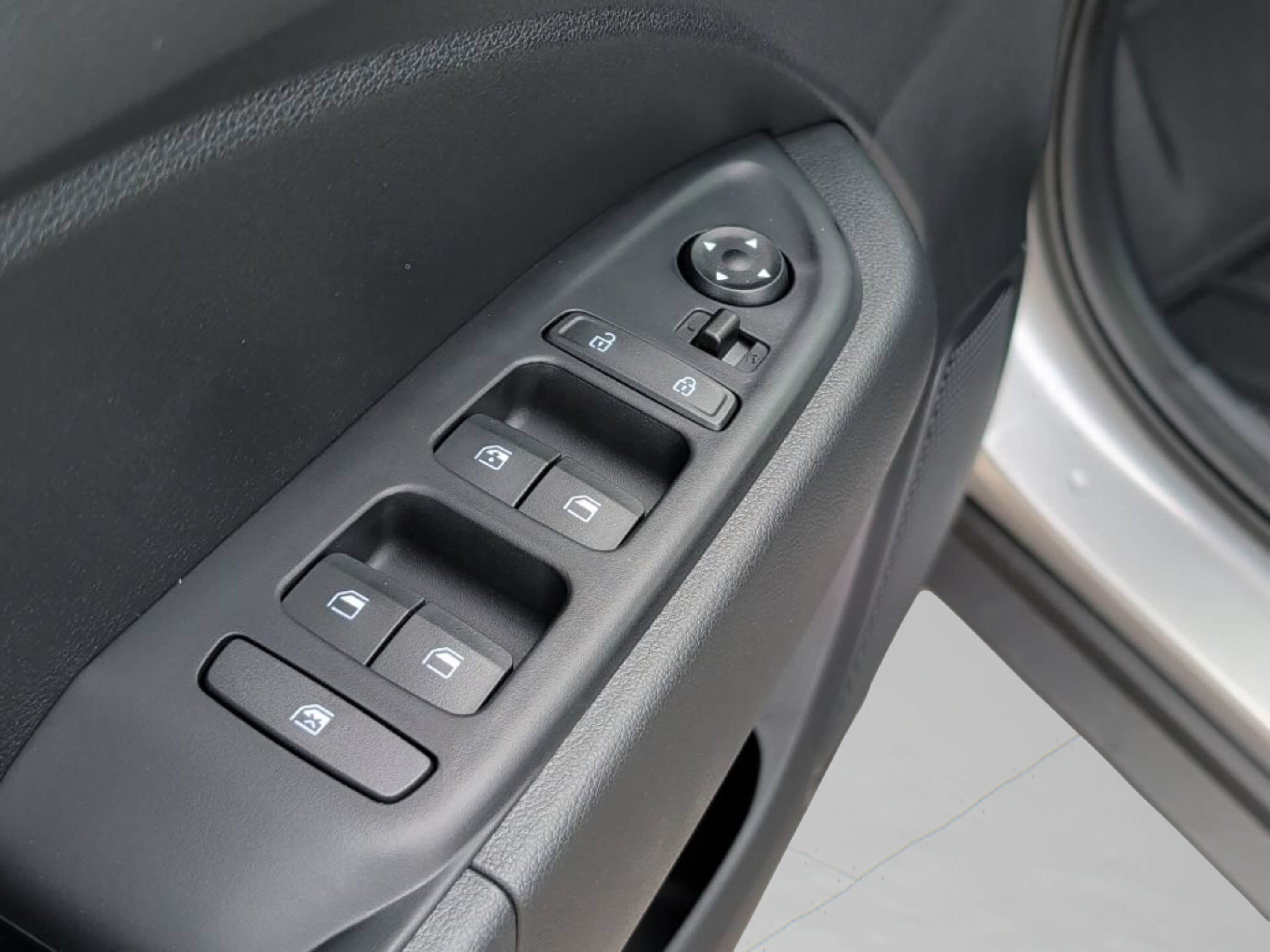 New 2026 Shimmering Silver Hyundai SEL image 10