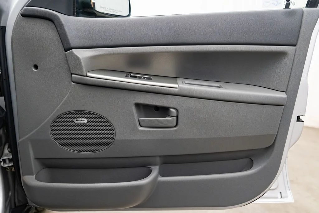 Used 2007 Silver Jeep Laredo image 27