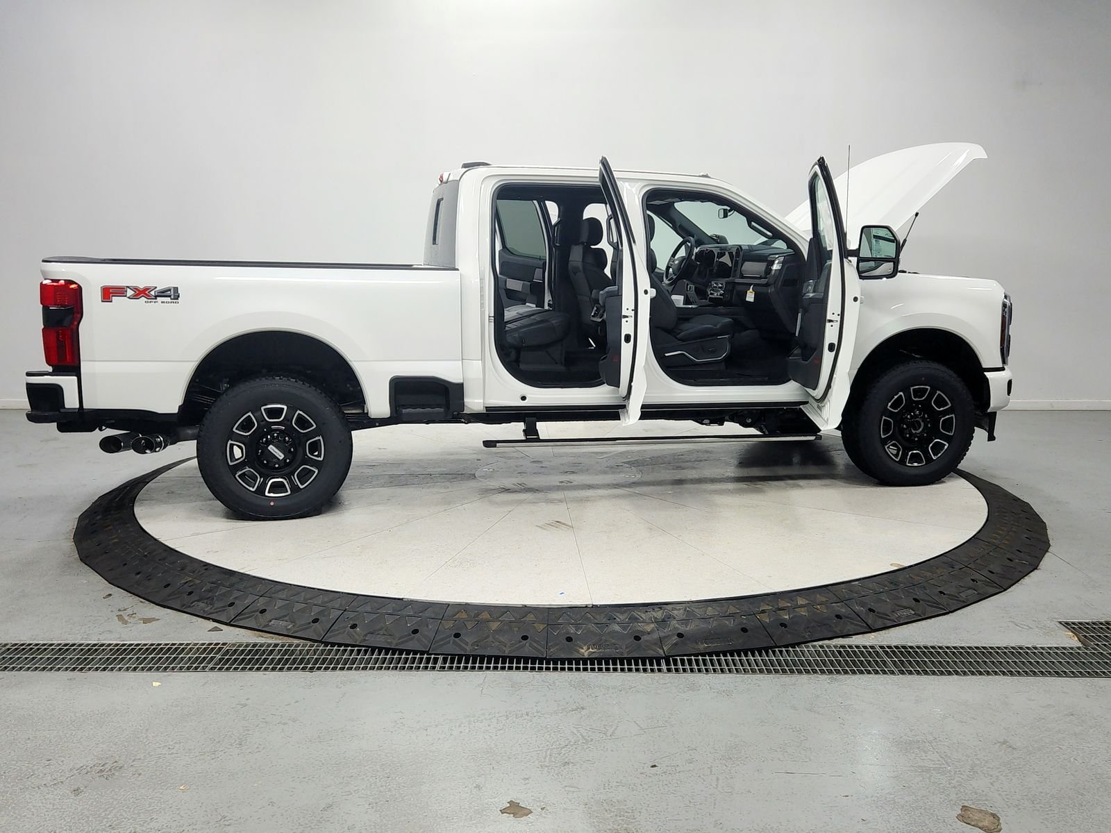 2026 Ford F-350 Super Duty Platinum - Photo 16