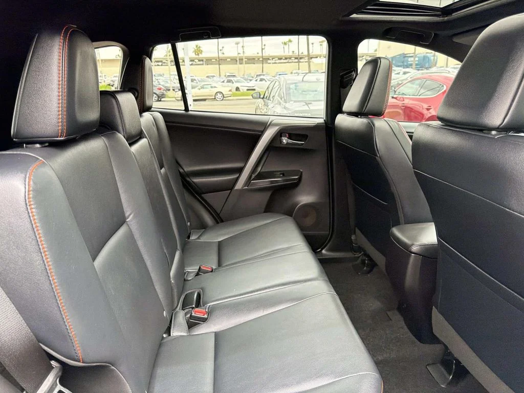 Used 2016 SUPER WHITE Toyota SE image 27