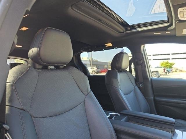 2025 Toyota Sienna Platinum - Photo 15