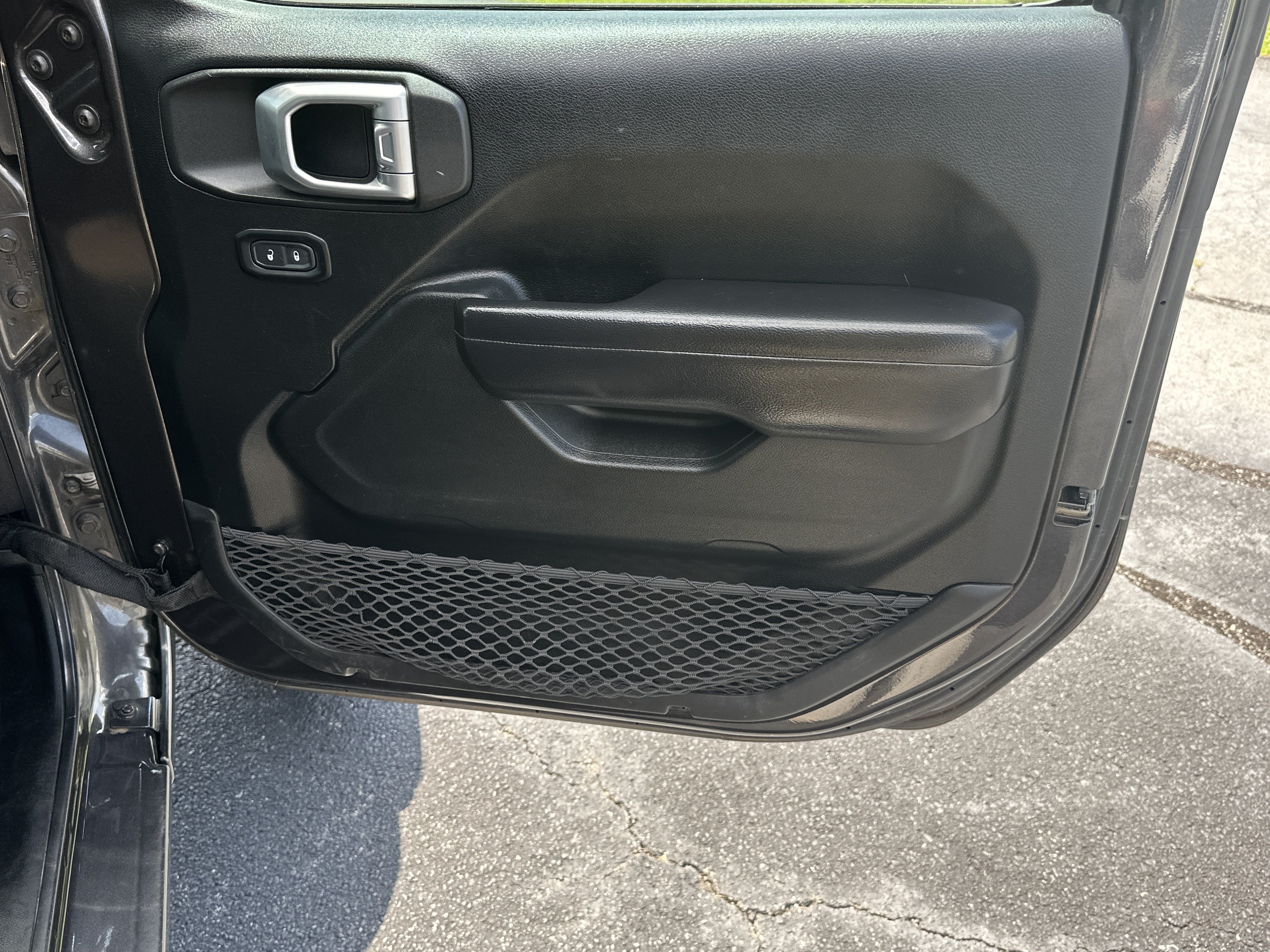 Used 2020 Granite Crystal Metallic Clearcoat Jeep Sport S image 15