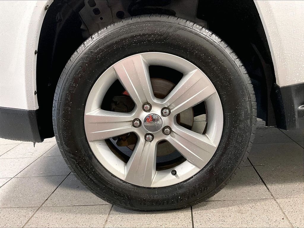 Used 2017 White Jeep Latitude image 6