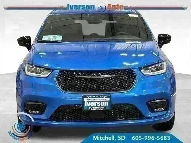 New 2026 Hydro Blue Pearl-Coat Exterior Paint Chrysler Select image 2