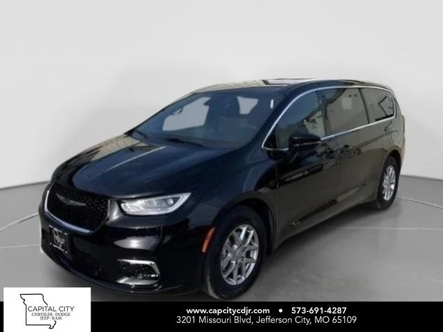 2026 Chrysler Pacifica Select's photo