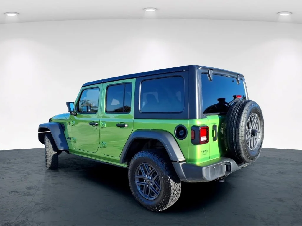Used 2025 Green Jeep Sport S image 11