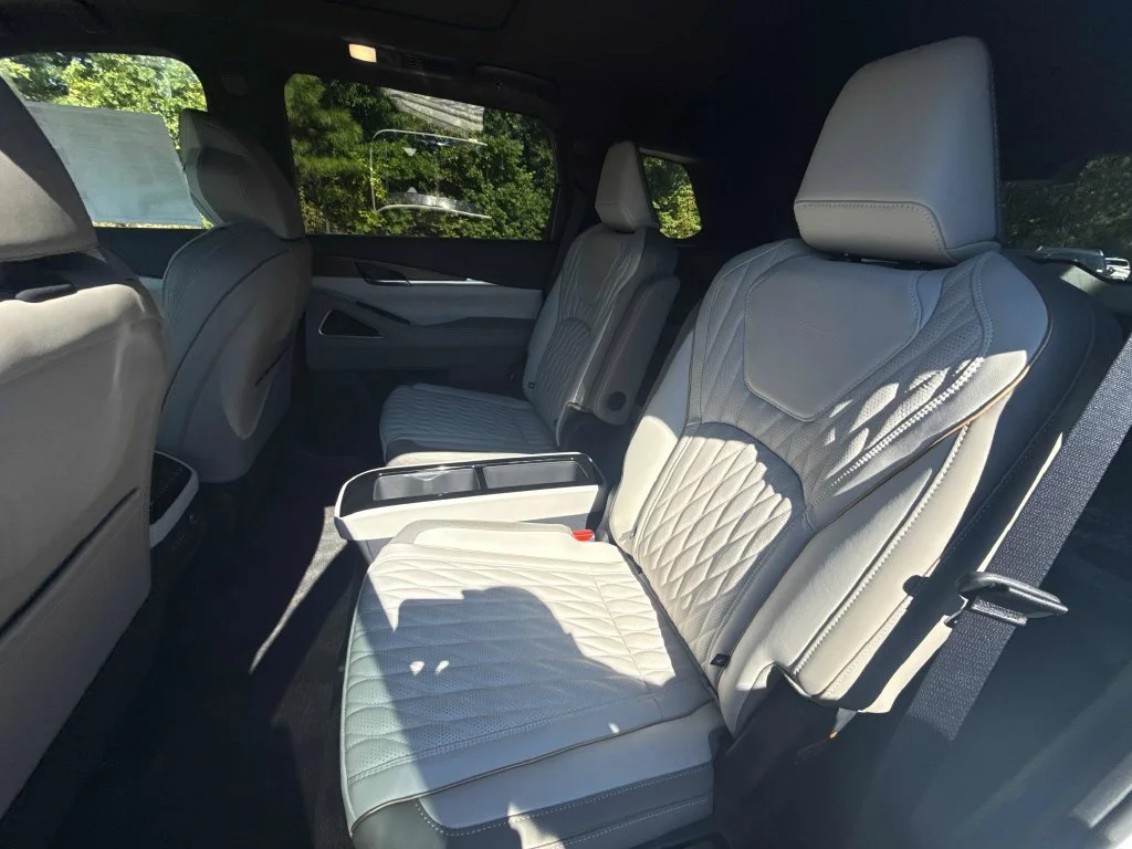 New 2027 2T RAD WHT INFINITI Autograph AWD image 12