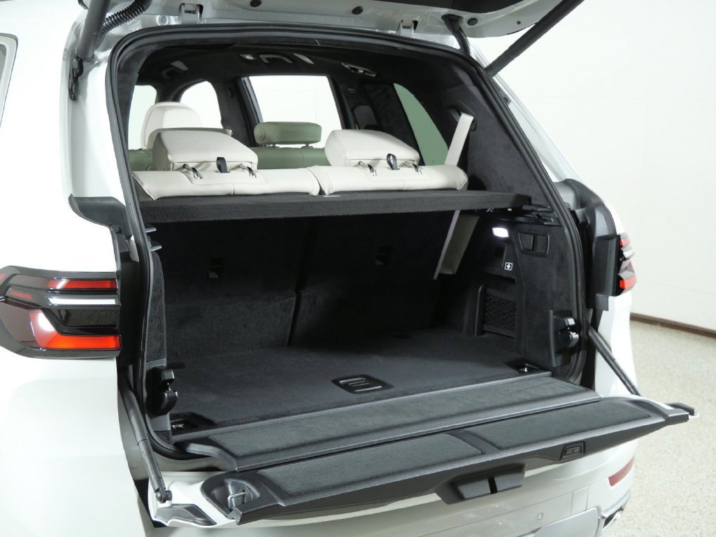 Used 2027 Mineral White Metallic BMW xDrive40i image 32