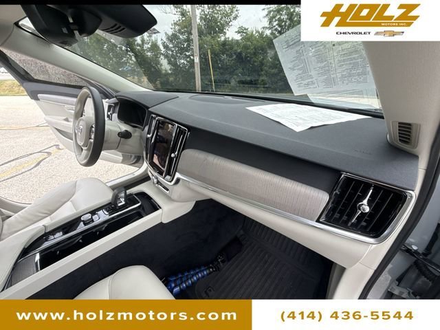 Used 2025 Gray Volvo Plus, B6 AWD Gas (mild hybrid) image 29