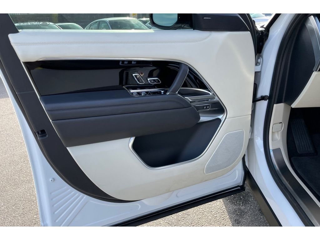 Used 2023 Fuji White Land Rover SE image 10