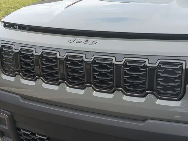 New 2026 Sting-Gray Clear-Coat Exterior Paint Jeep Laredo image 24