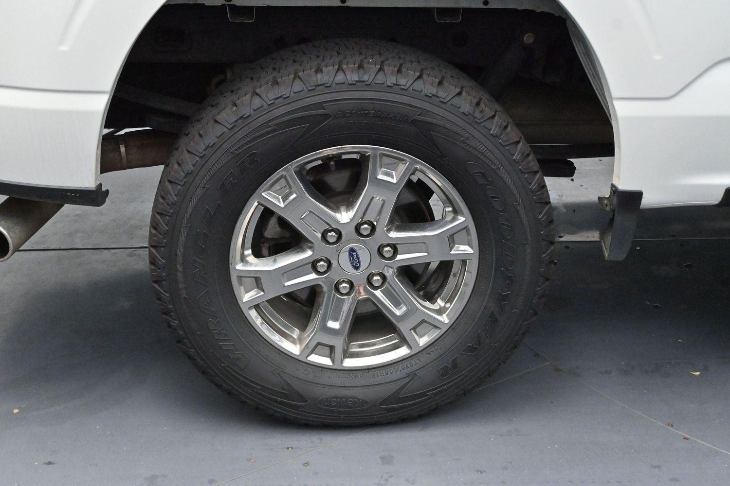 Used 2023  Ford LARIAT image 35