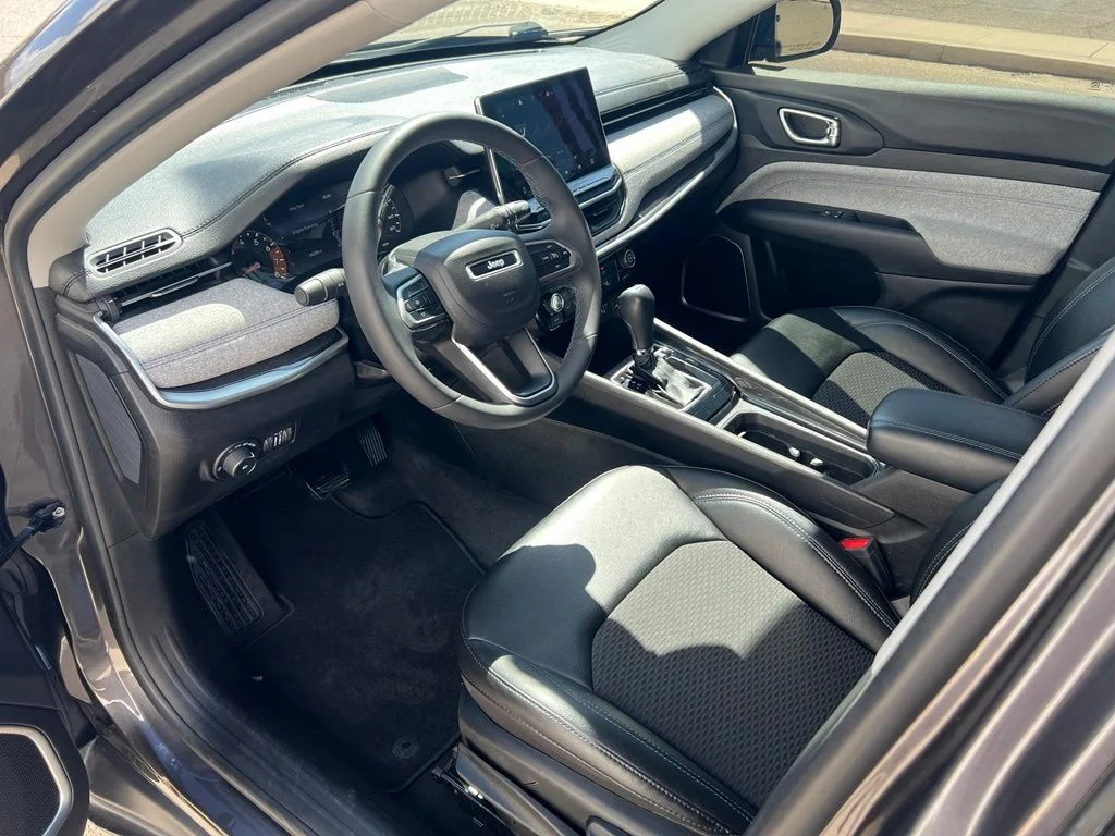 Used 2022 Granite Crystal Clearcoat Metallic Jeep Latitude image 11
