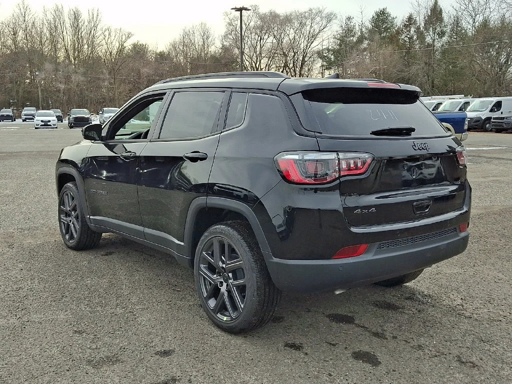 New 2026 Diamond Black Crystal Pearl-Coat Exterior Paint Jeep Limited Altitude image 6