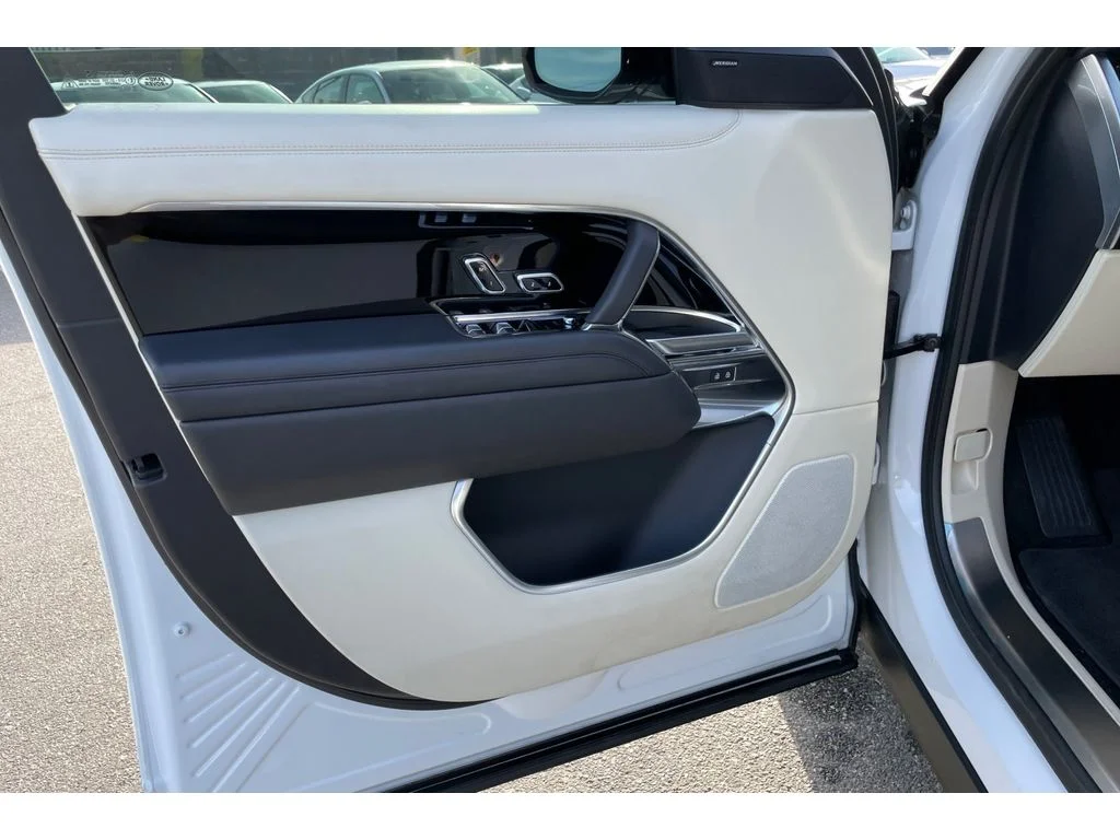 Used 2023 Fuji White Land Rover SE image 10