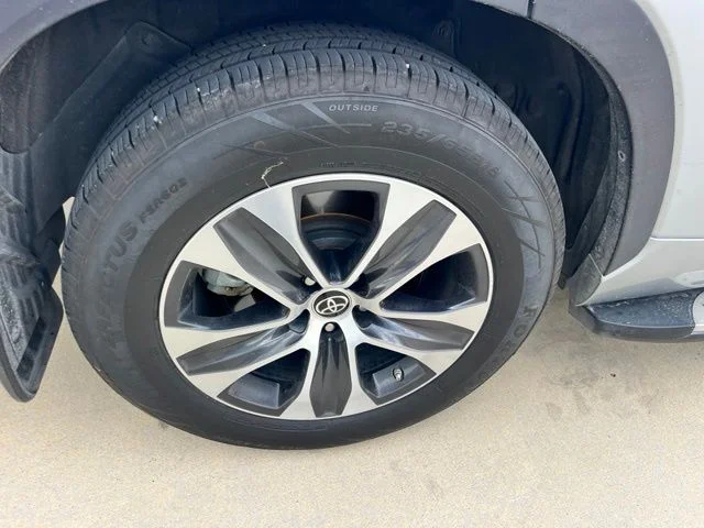 Used 2021 Silver Toyota XLE image 11