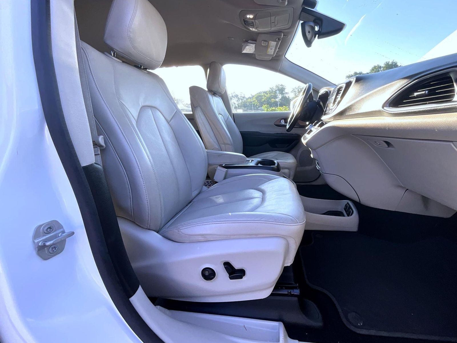 Used 2019 White Chrysler Touring L Plus image 18