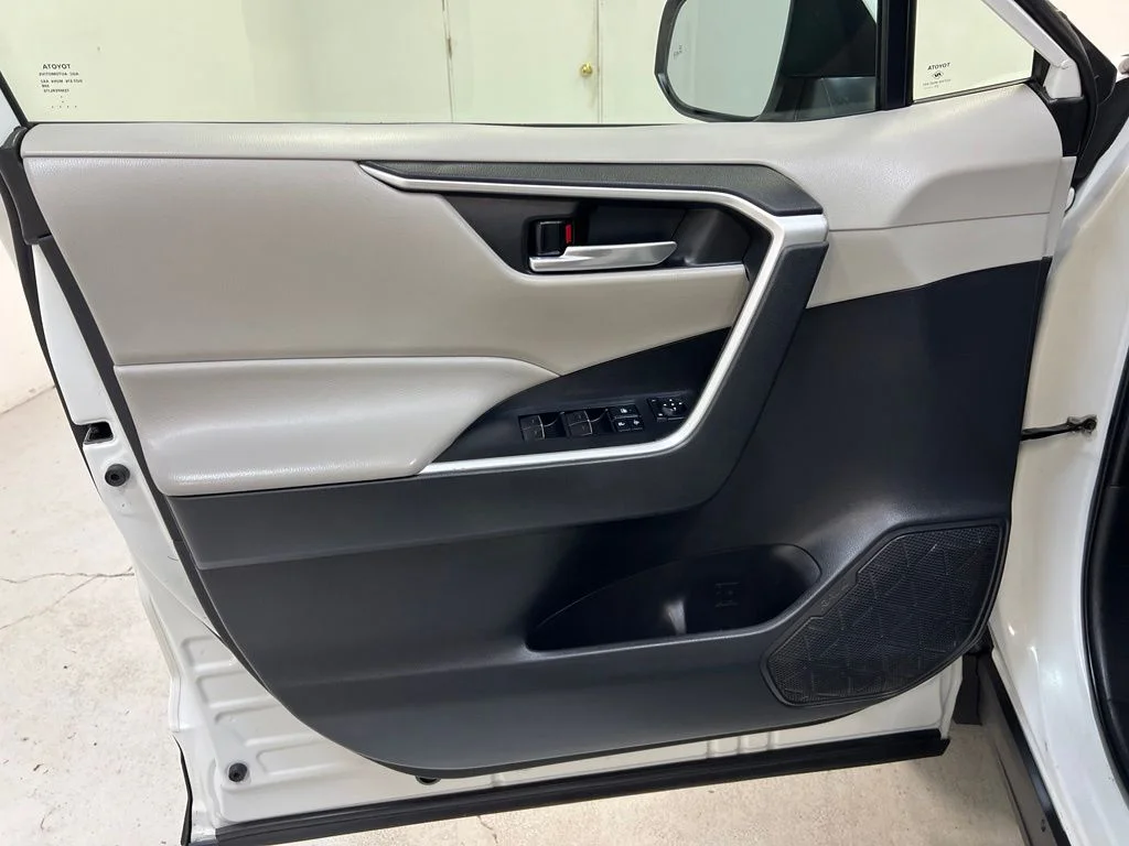 Used 2022 White Toyota XLE image 14