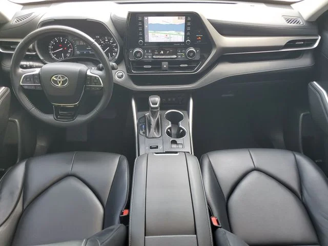 Used 2020  Toyota XLE image 3