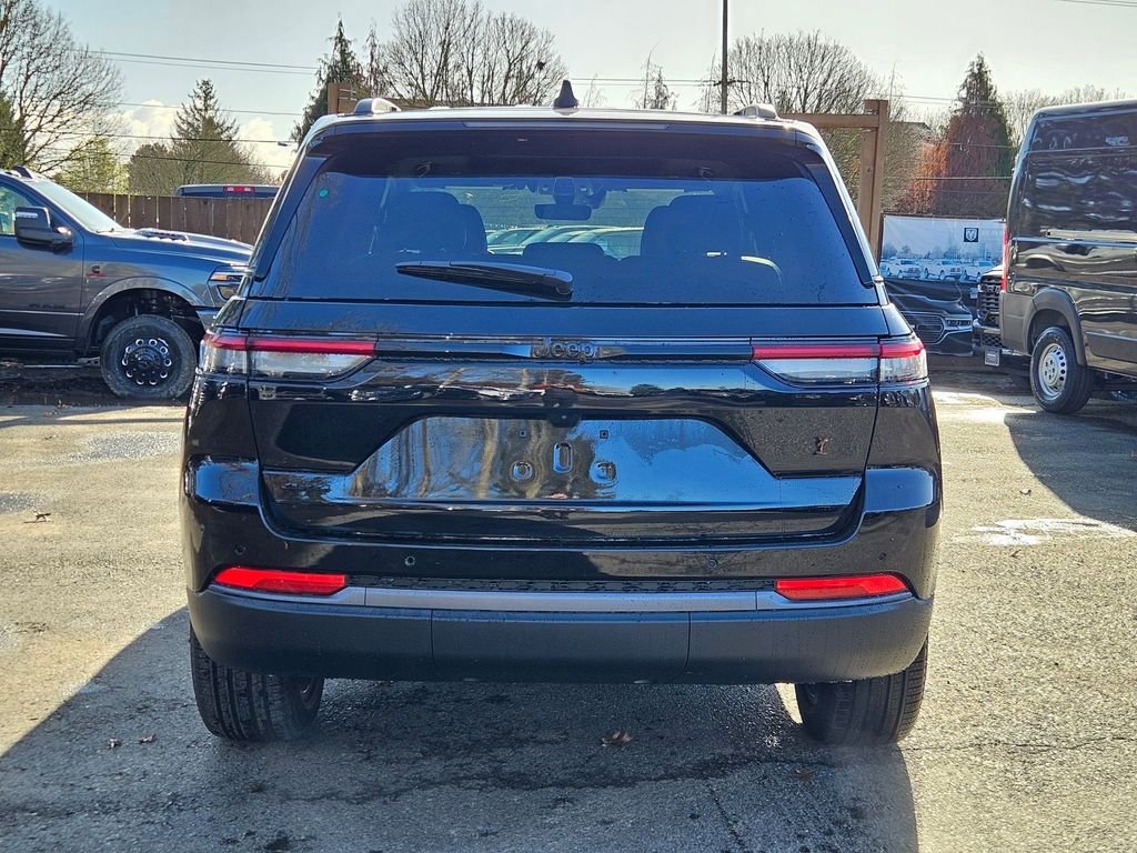 New 2026 Diamond Black Crystal Pearl-Coat Exterior Paint Jeep Limited image 6