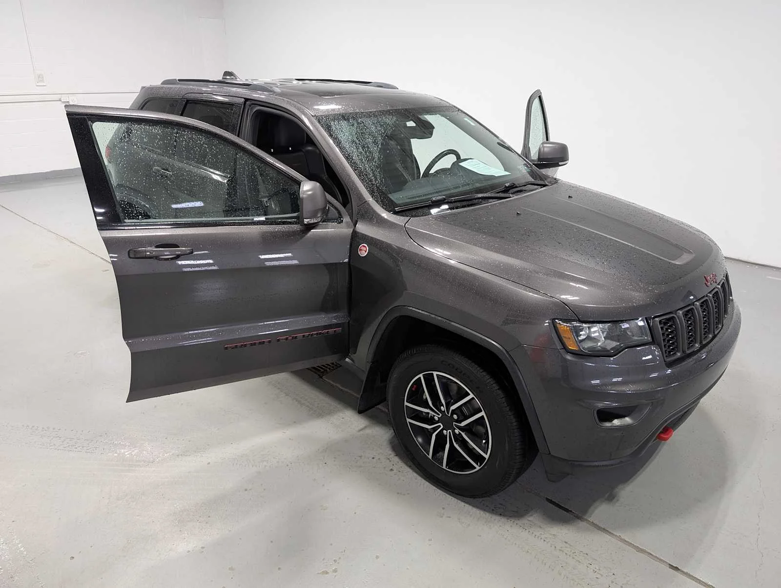 Used 2019 Granite Crystal Metallic Clearcoat Jeep Trailhawk image 16