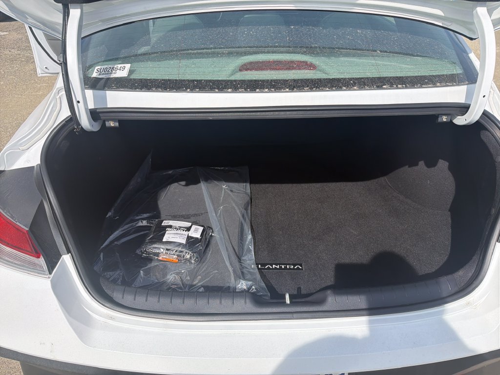 Used 2025 White Hyundai SEL Sport image 9