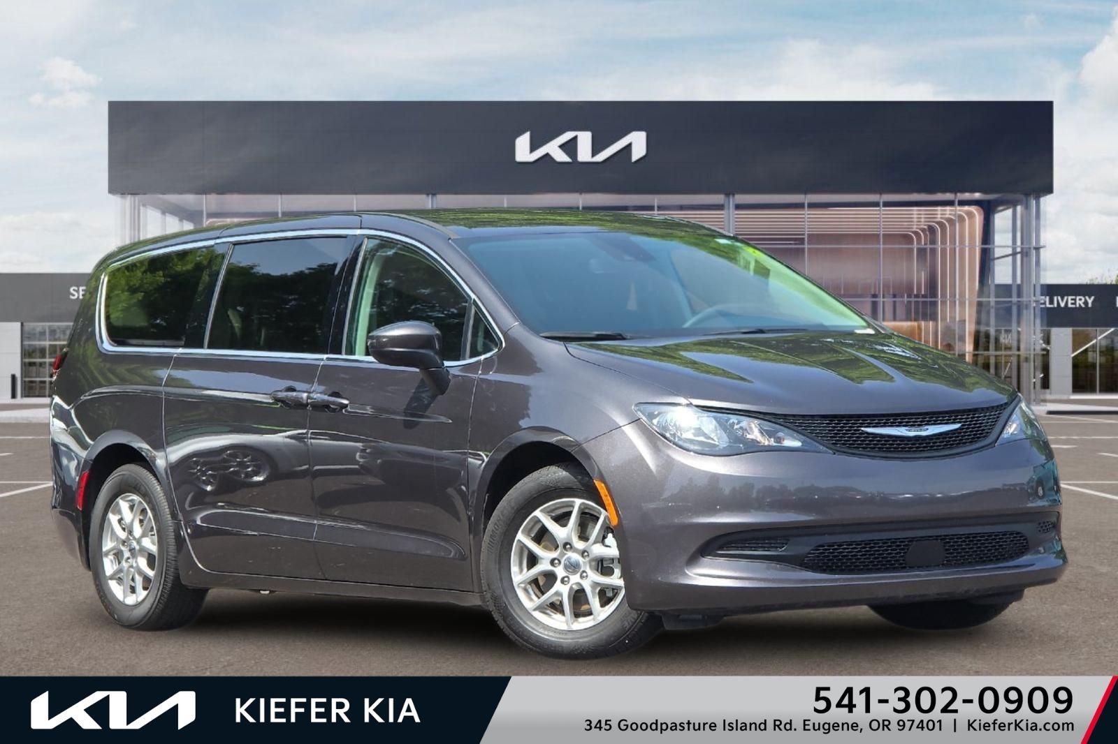 2023 Chrysler Voyager LX's photo