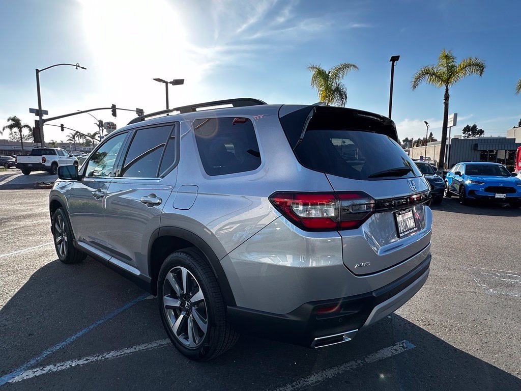 Used 2025 Lunar Silver Metallic Honda Touring image 5
