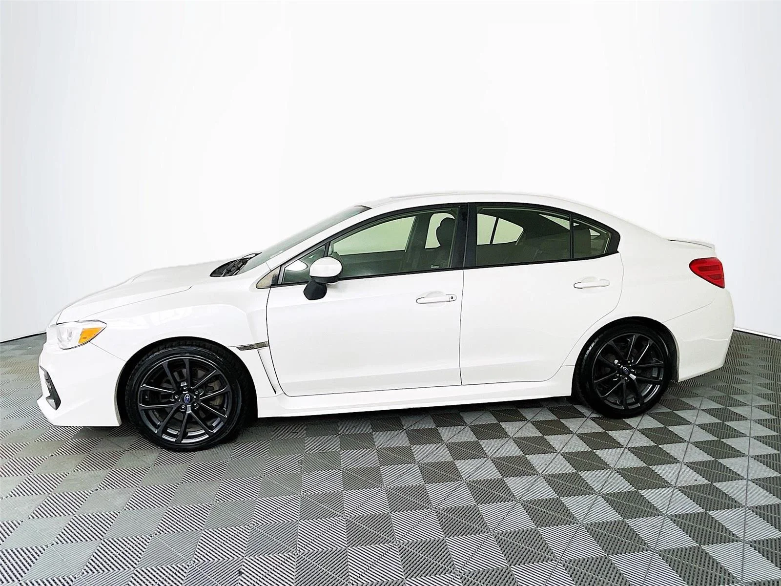 Used 2019 Crystal White Pearl Subaru Premium image 4