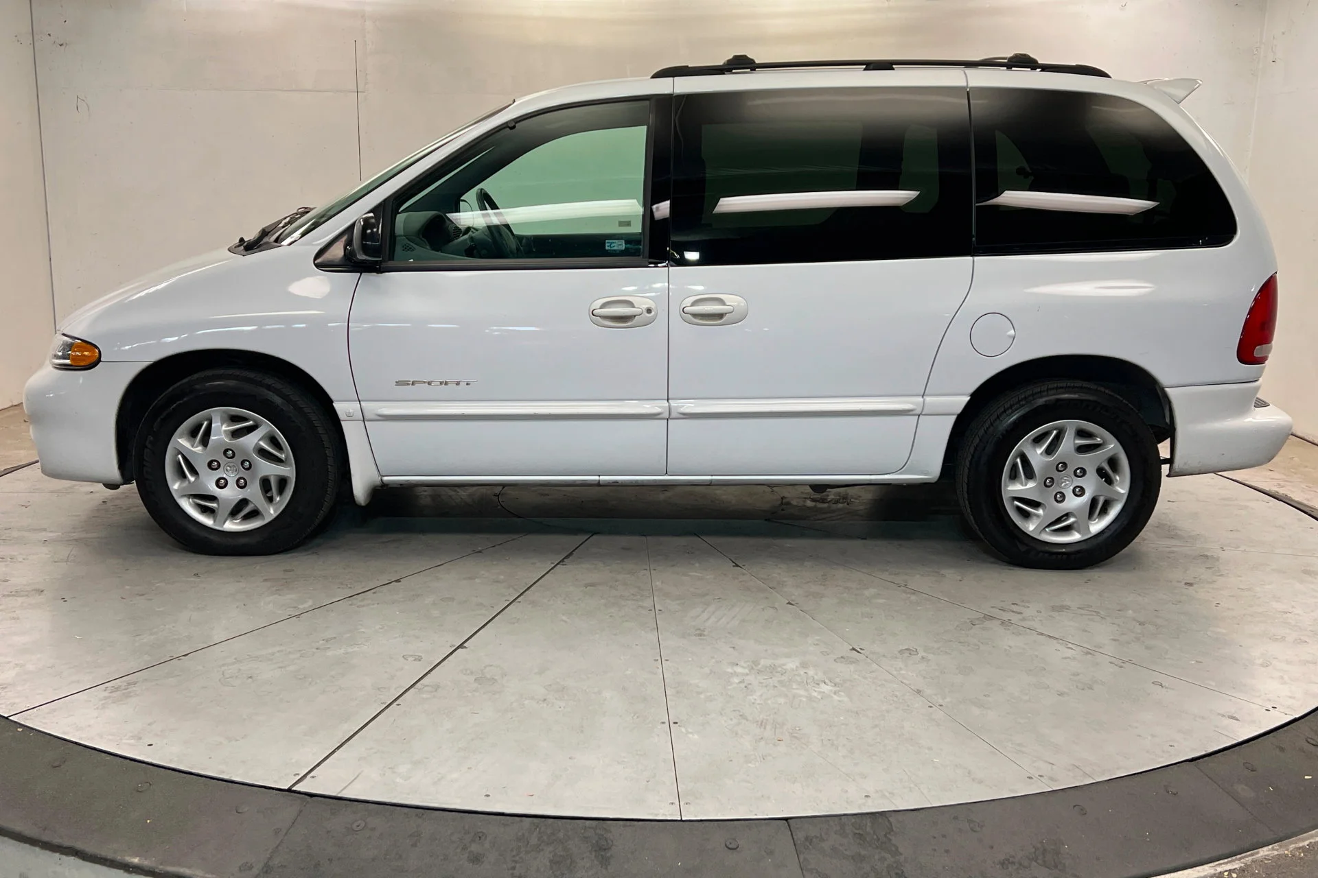 Used 2000 Dodge Caravan SE with VIN 2B4GP45G4YR761734 for sale in St. George, UT