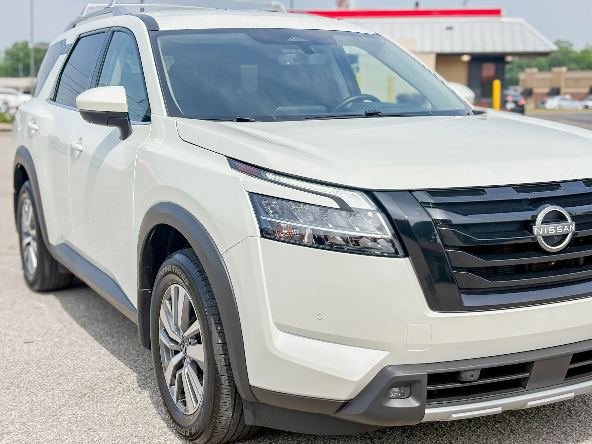 Used 2023 White Nissan SL image 3