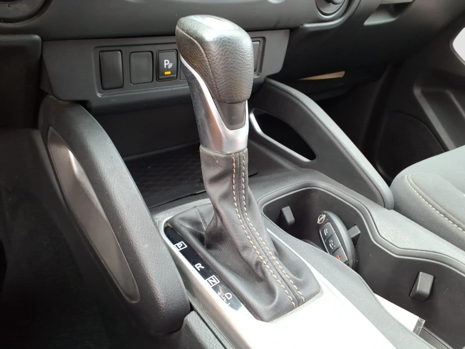 Used 2023 Glacier White Qak Nissan SV image 22