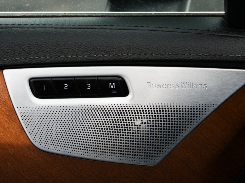 Used 2019 Crystal White Pearl Metallic Volvo Inscription image 9