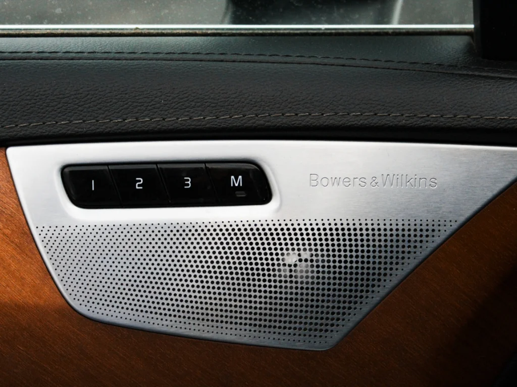 Used 2019 Crystal White Pearl Metallic Volvo Inscription image 9