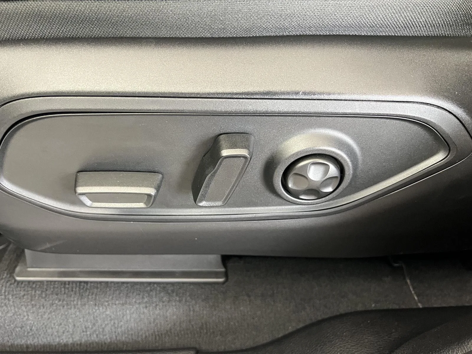 Used 2025 Wh Jeep Limited image 5