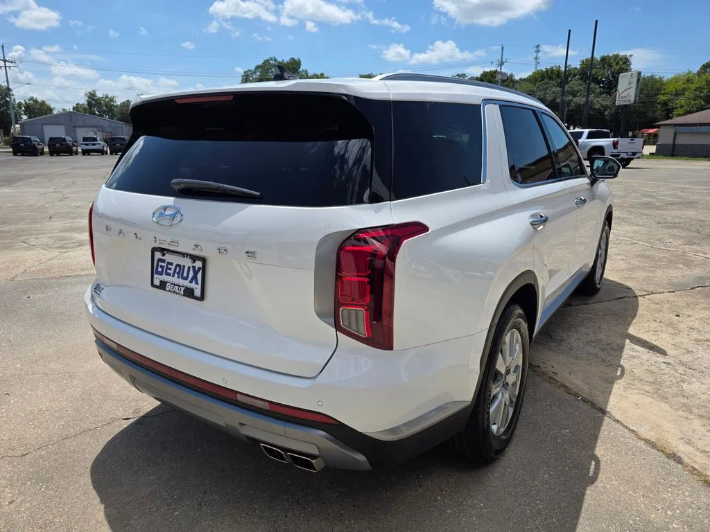 Used 2025 White Hyundai SEL image 7