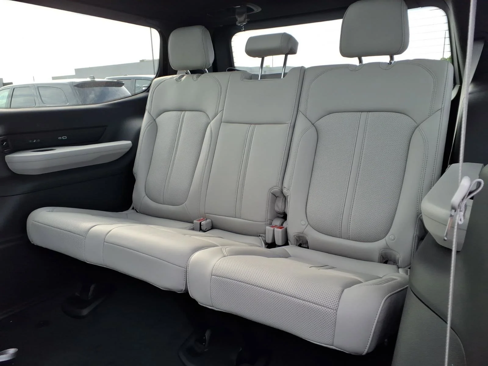 New 2026 Bright White Clear-Coat Exterior Paint Jeep Limited Altitude image 17