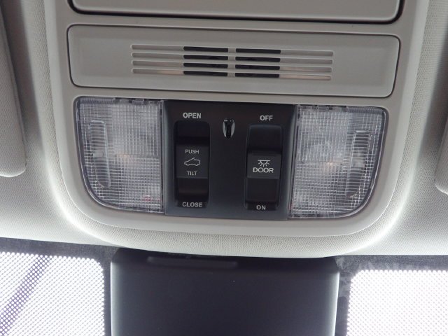 Certified Used 2025 Solar Silver Metallic Honda Touring image 43