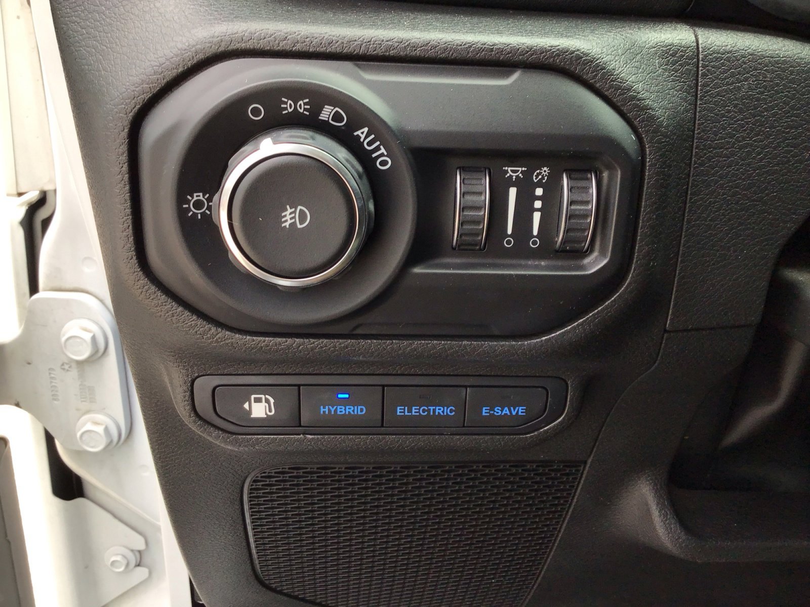 Used 2022 Bright White Clearcoat Jeep Unlimited Sahara image 27
