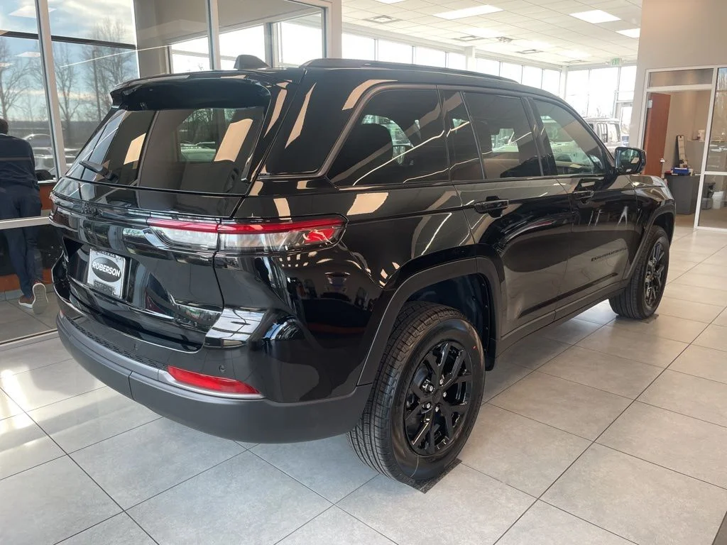 New 2026 Diamond Black Crystal Pearl-Coat Exterior Paint Jeep Altitude image 4