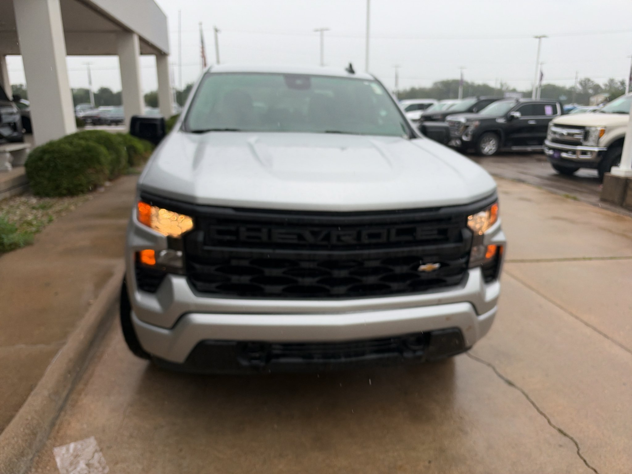 Used 2022 Silver Ice Metallic Chevrolet Custom image 3
