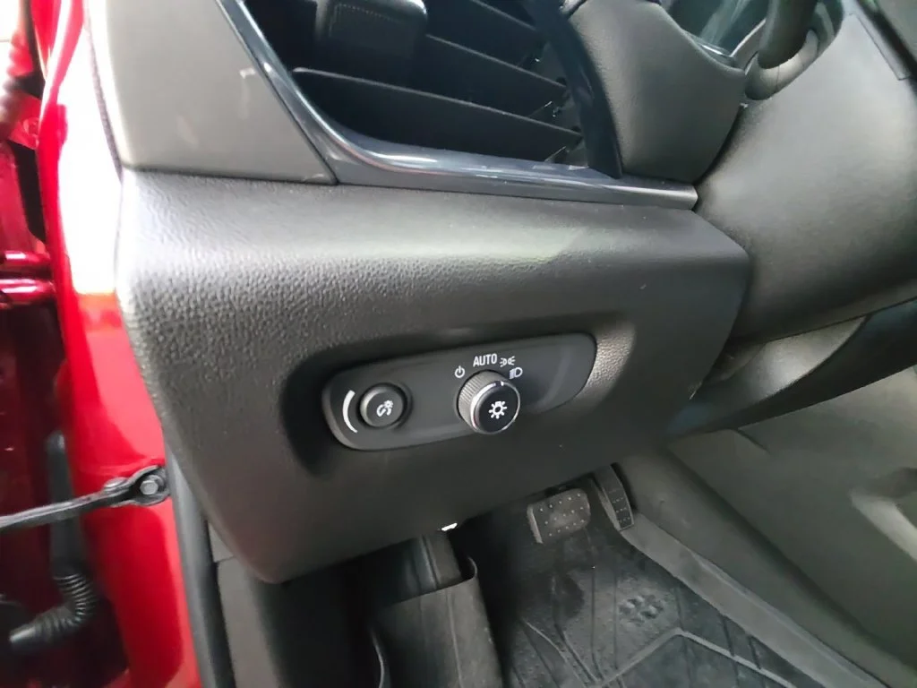 Used 2023 RADIANT RED TINTCOAT Chevrolet LT Cloth image 32