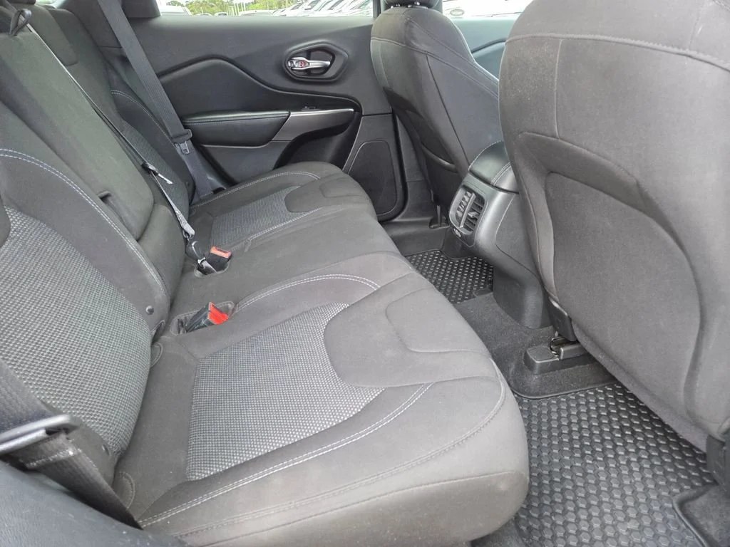 Certified Used 2019 Diamond Black Crystal Pearlcoat Jeep Latitude image 17