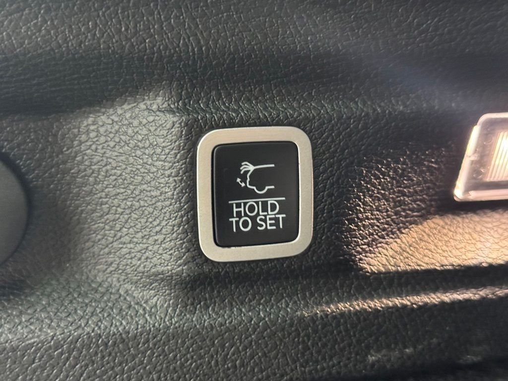 Used 2022 Velvet Red Pearlcoat Jeep Overland image 13