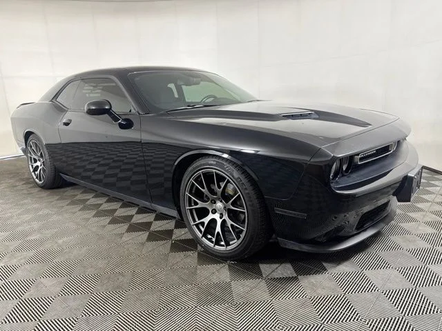 Used 2020 Pitch Black Clearcoat Dodge SXT image 1